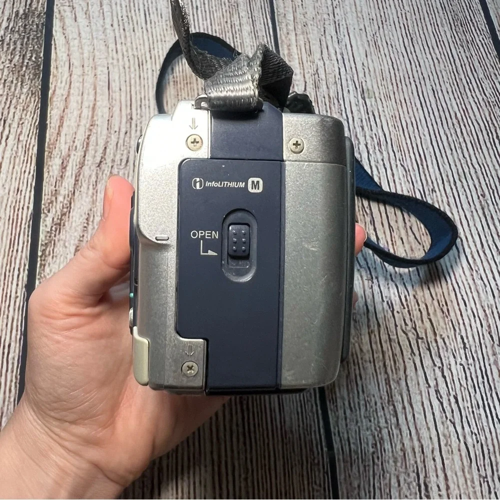 Sony CyberShot DSC-S70 Digital Camera Carl Zeiss Lens Bundles With‎ Charger READ